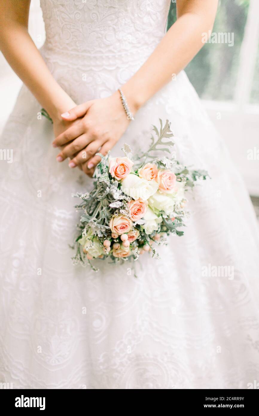 Fiore della sposa, fiori bianchi e nastro di seta. Coppia sparare sul matrimonio Foto Stock