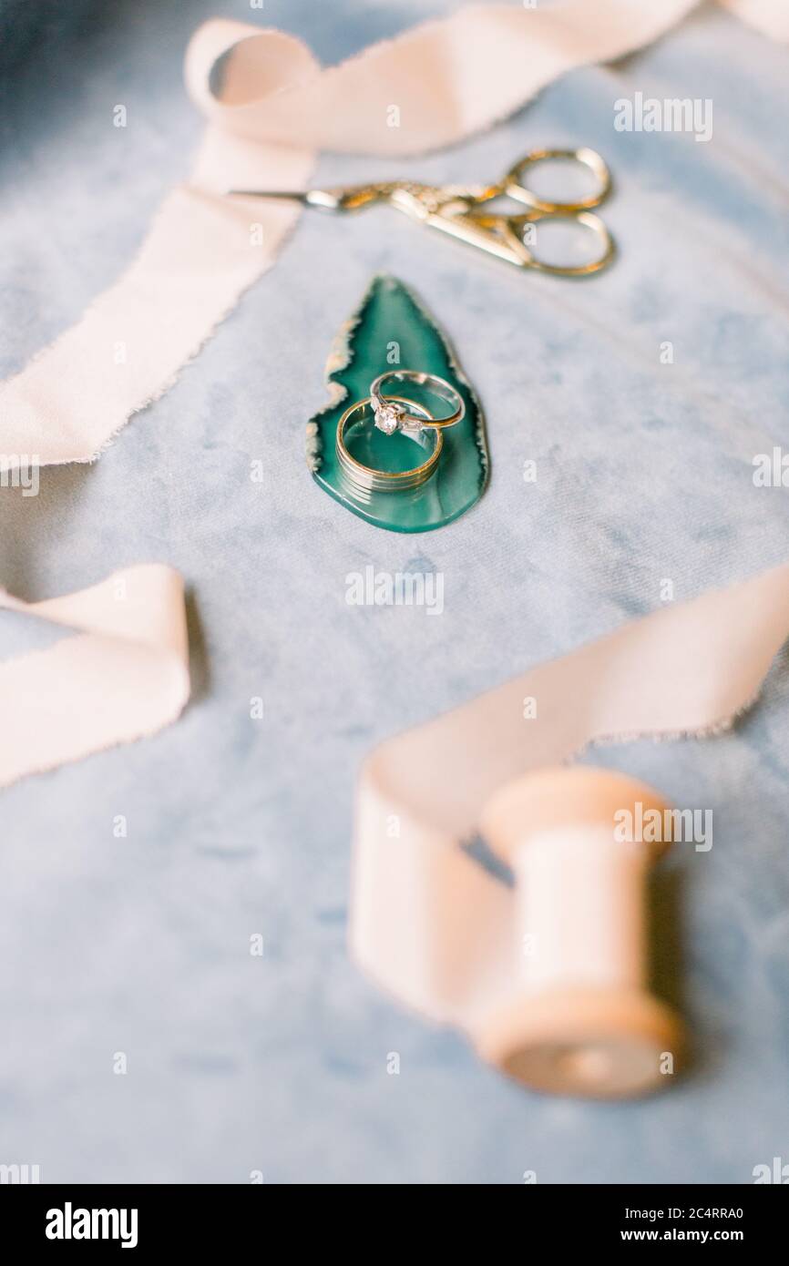 Anelli di diamante e anelli di nozze. Ci sono nastri di seta intorno. Foto Stock