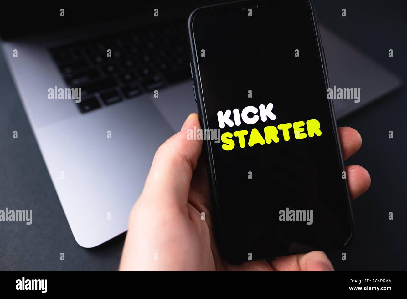 Logo Kickstarter sullo schermo dello smartphone. Foto Stock