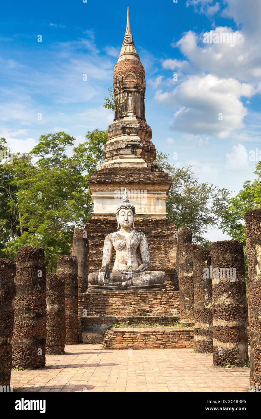 Tempio di Traphang Ngoen nel parco storico di Sukhothai, Thailandia in una giornata estiva Foto Stock