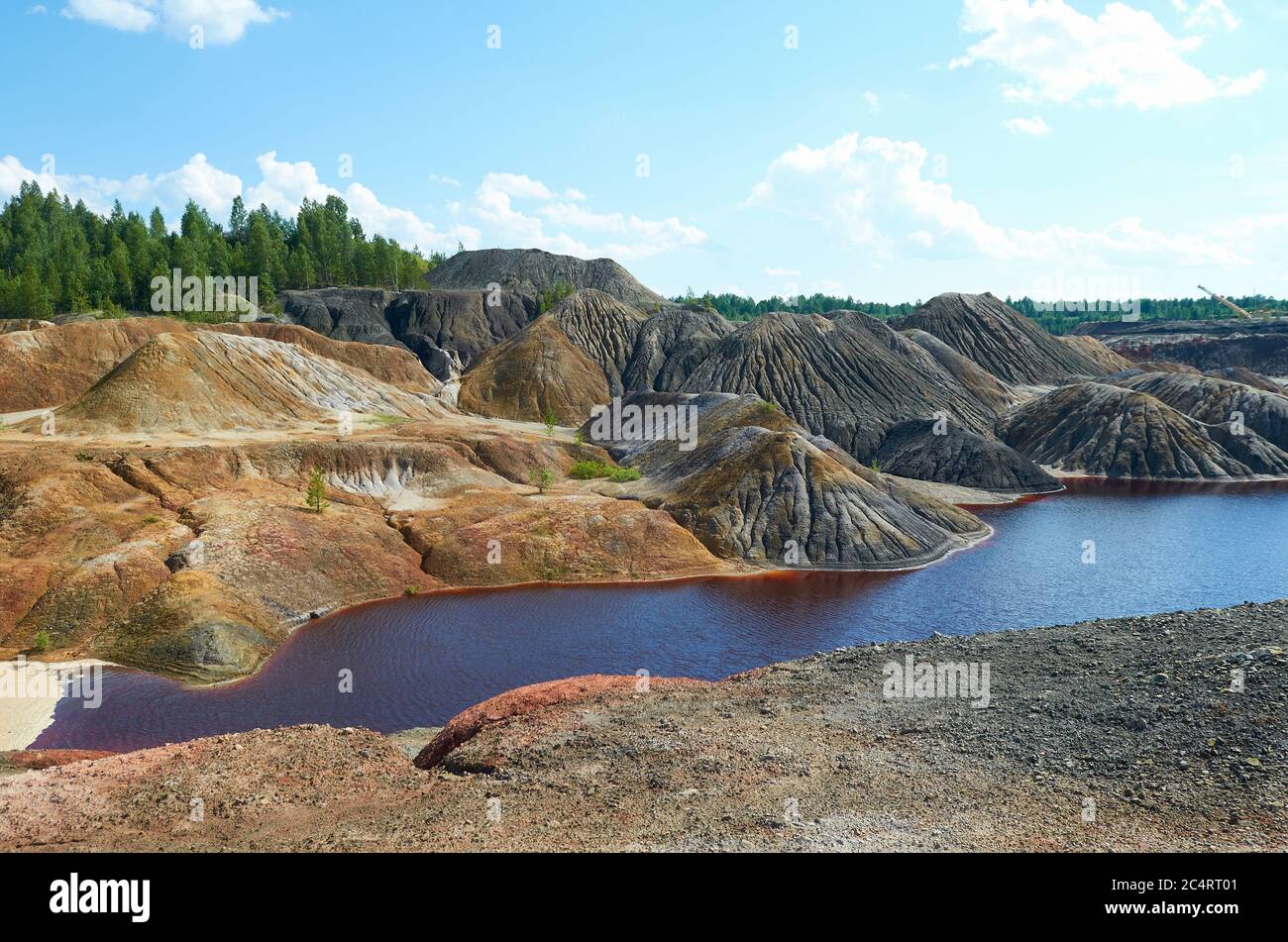 Montagne di argilla rossa nel pianeta Urals.Other. Il colore del ferro e l'atmosfera di Marte. Terreno insolito. Fuoco rosso river.selective Foto Stock