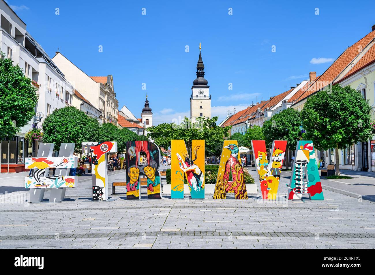 TRNAVA, SLOVACCHIA – GIUGNO 25 2020: Zona pedonale del centro di Trnava con hashtag creativo e con torre cittadina sullo sfondo. Foto Stock