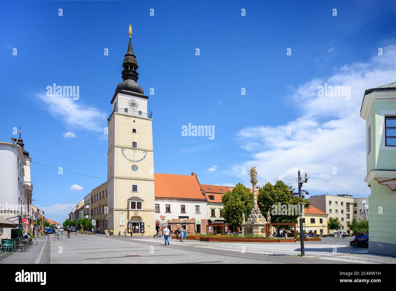 TRNAVA, SLOVACCHIA – GIUGNO 25 2020: Piazza Trojicne sulla zona pedonale del centro di Trnava con la torre cittadina e la colonna della peste. Foto Stock