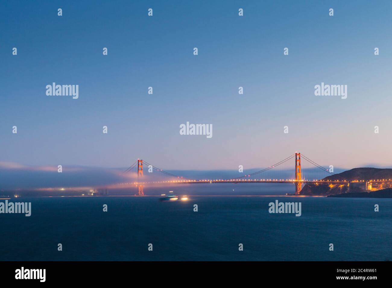 Il Golden Gate Bridge con le nuvole al tramonto. Vista da Angel Island. Foto Stock
