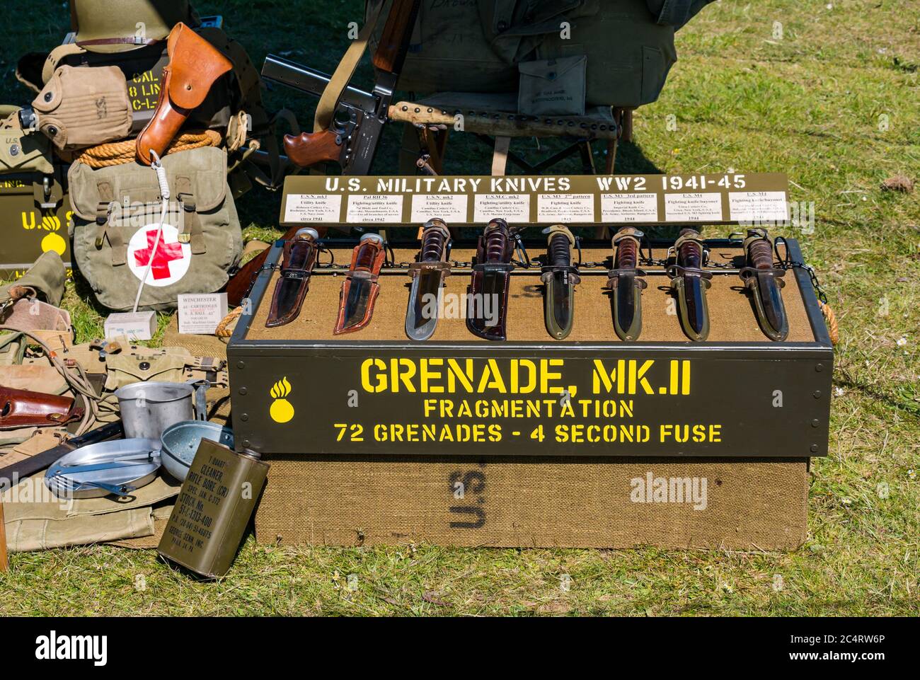 Grenade box con esposizione di coltelli militari, evento Wartime Experience, East Fortune, East Lothian, Scozia, Regno Unito Foto Stock