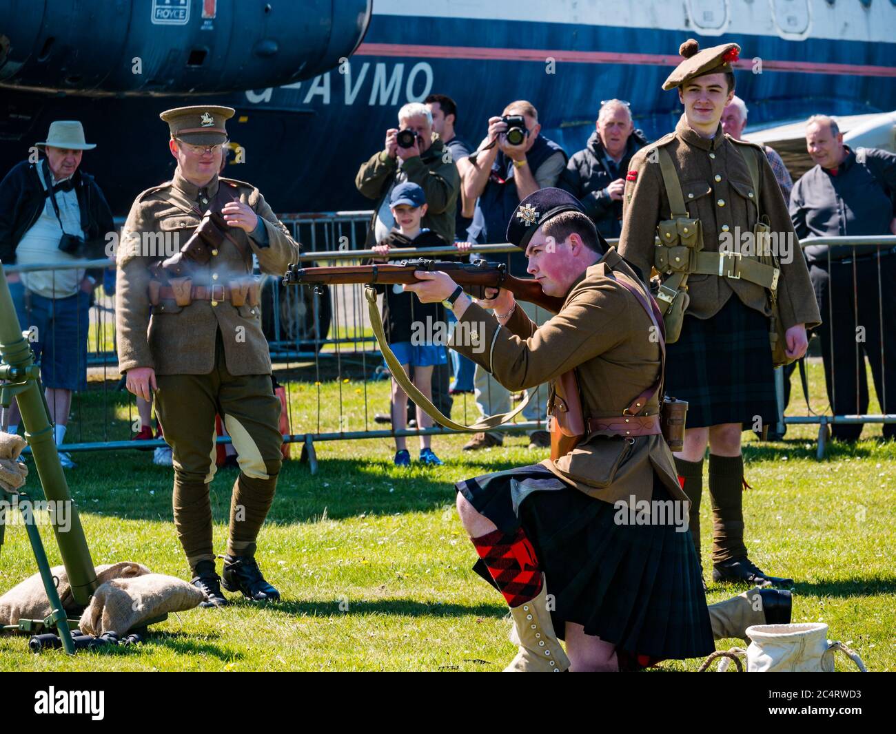 Soldati scozzesi della prima guerra in fucile da fuoco da kilt, dimostrazione di eventi di esperienza bellica, East Fortune, East Lothian, Scozia, Regno Unito Foto Stock