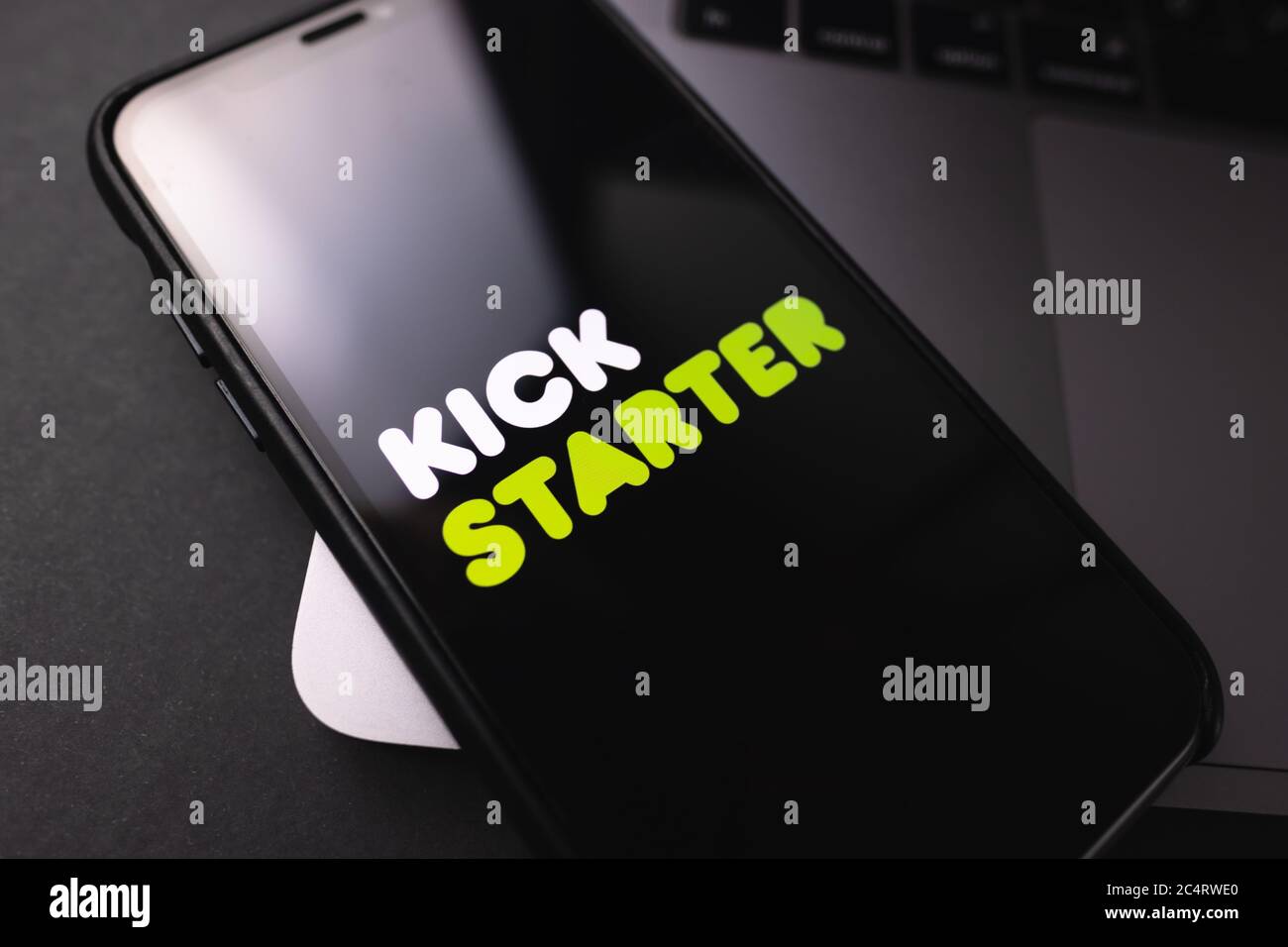 Logo Kickstarter sullo schermo dello smartphone. Foto Stock