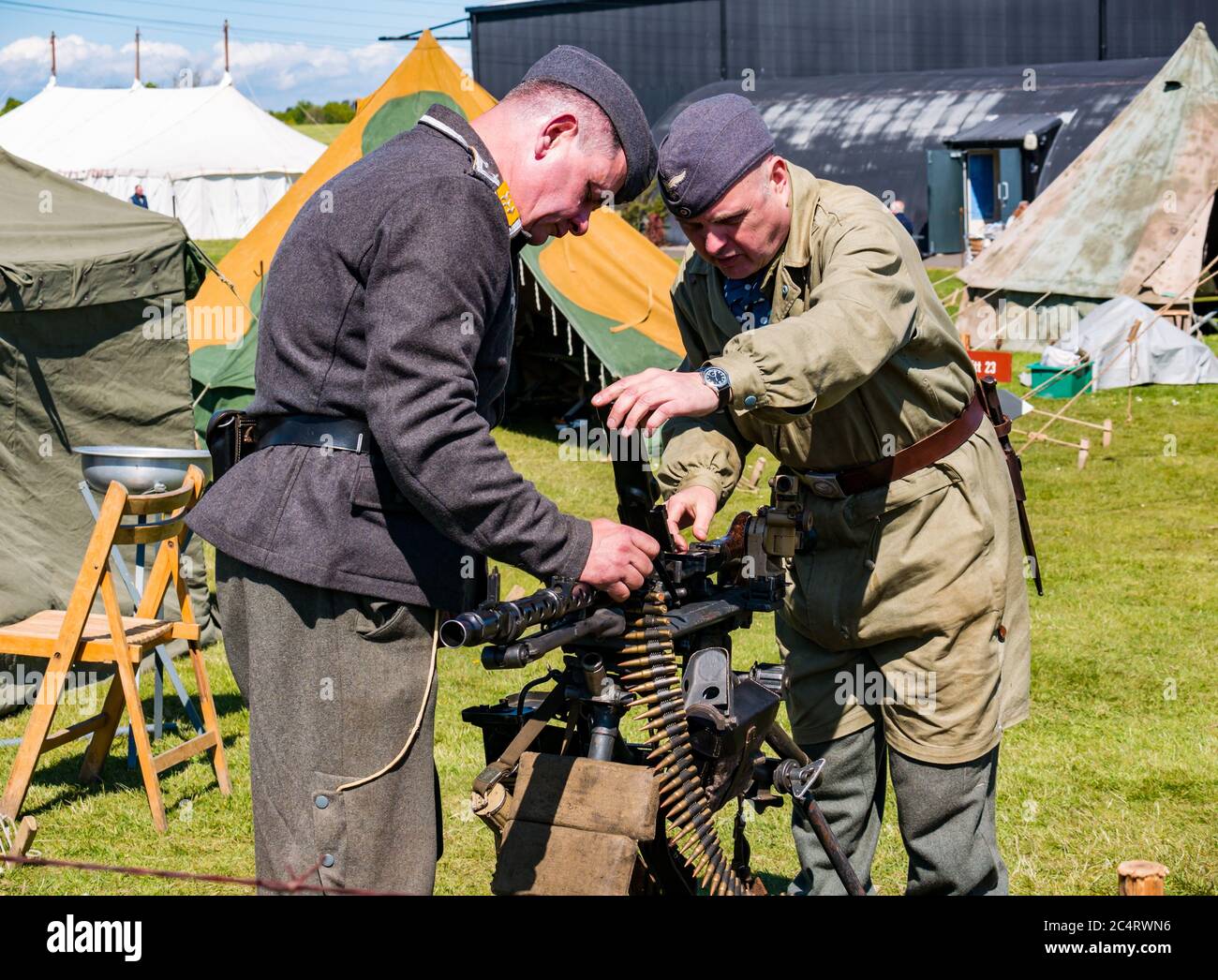 Uomini vestiti in tedesco guerra seconda guerra mondiale uniforme macchina di caricamento pistola con proiettili, evento di guerra, Fortune orientale, Scozia, Regno Unito Foto Stock