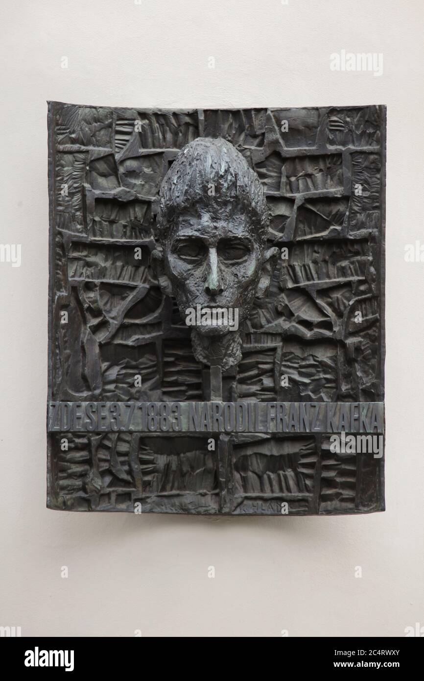 Lapide commemorativa dedicata a Franz Kafka nella sua casa natale in piazza Franz Kafka (náměstí Franze Kafky) a Staré Město (città vecchia) a Praga, Repubblica Ceca. La targa progettata dallo scultore ceco Karel Hladík e dall'architetto ceco Jan Kaplický è stata svelata nel 1966 nella casa sul luogo in cui sorgeva la casa dove nacque Franz Kafka. Testo in ceco significa: Franz Kafka è nato qui il 3 luglio 1883. Foto Stock
