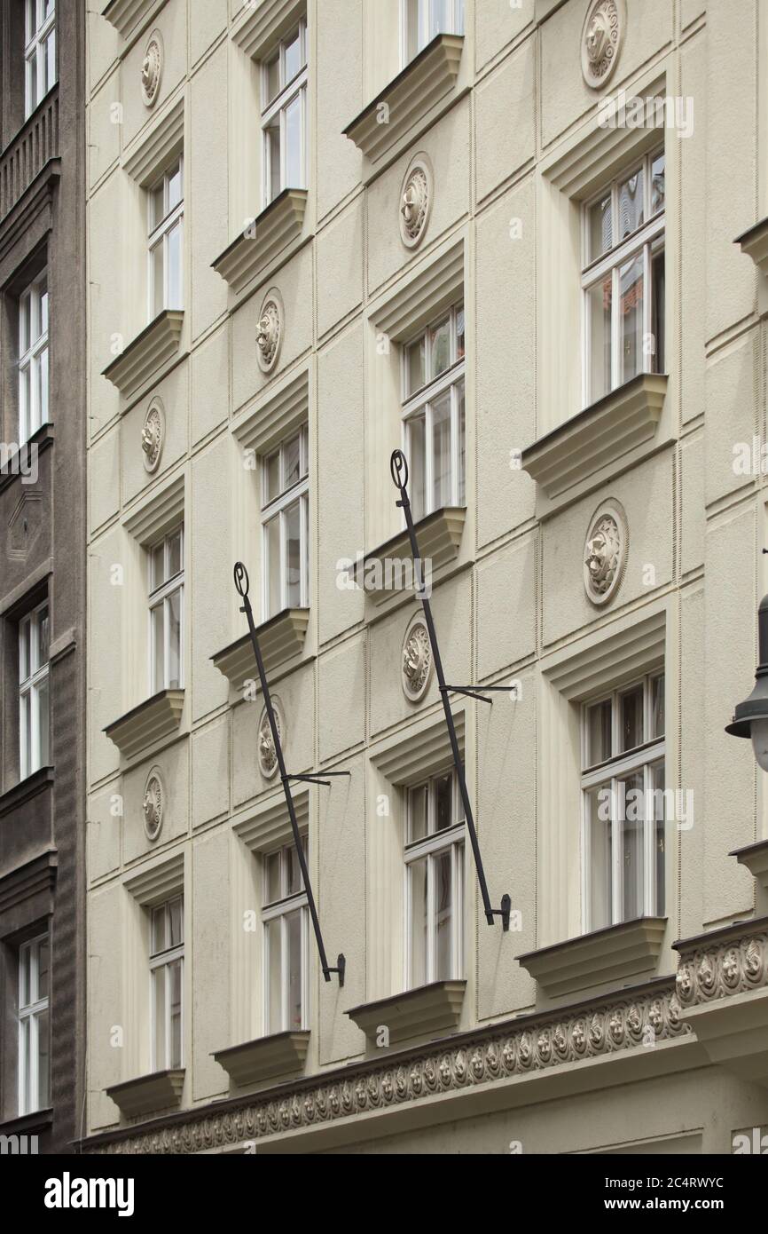 Casa di entrate progettata dagli architetti modernisti sloveni Jože Plečnik e Ladislav Skřivánek in via Žatecká a Staré Město (Città Vecchia) a Praga, Repubblica Ceca. L'edificio è stato costruito tra il 1913 e il 1915. La decorazione in stucco è stata progettata dall'artista ceco Josef Drahoňovský. Foto Stock