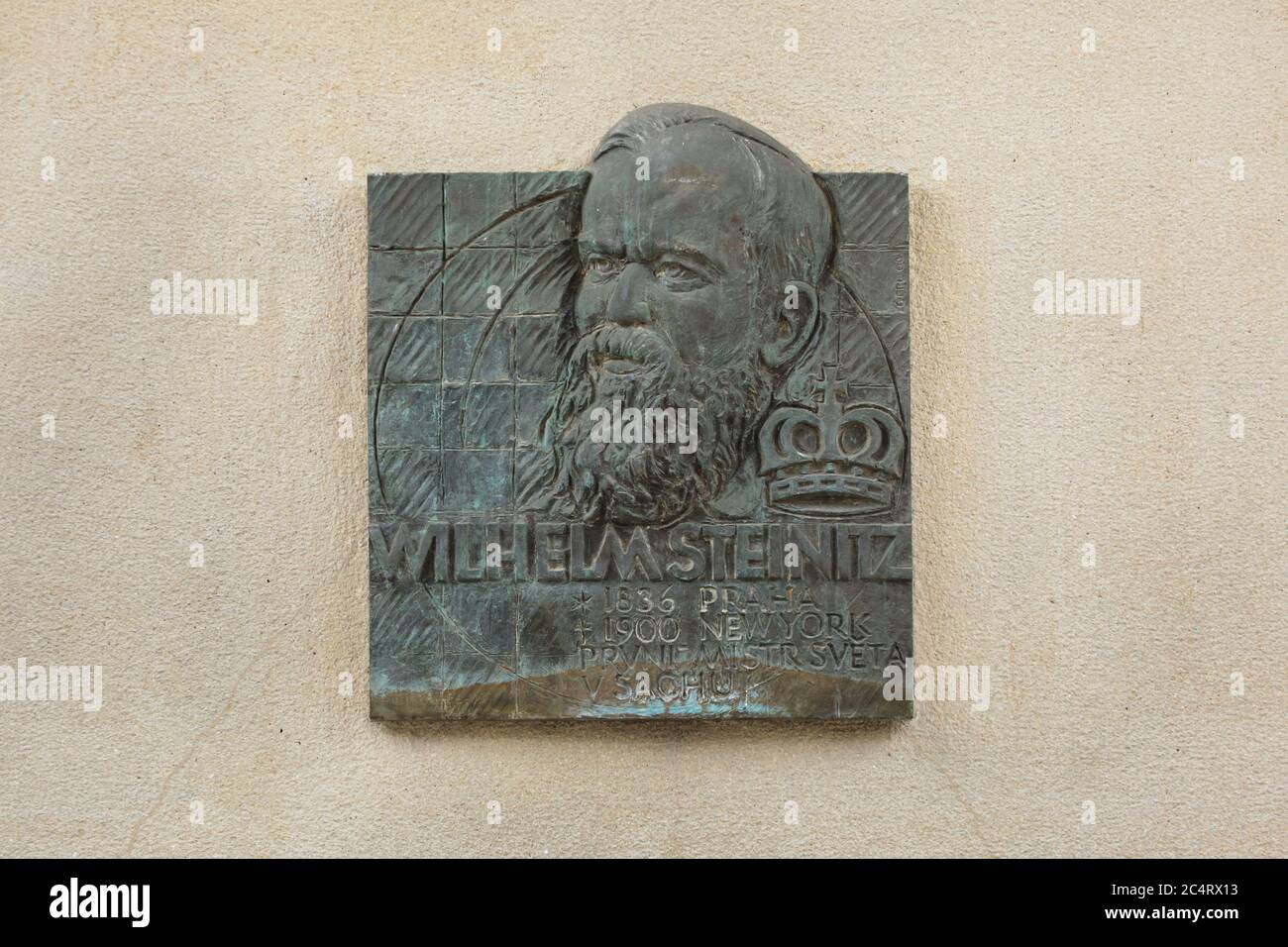 Lapide commemorativa dedicata al maestro austriaco di scacchi Wilhelm Steinitz (William Steinitz), nel suo luogo di nascita a Josefov (quartiere ebraico) a Praga, Repubblica Ceca. Wilhelm Steinitz è stato il primo campione del mondo di scacchi dal 1886 al 1894. La targa fu svelata nel 2004 sulla costruzione della Facoltà di Arti (Filozofická fakulta) dell'Università Carlo (Universita Karlova) sul luogo dove sorgeva la casa dove nacque Wilhelm Steinitz. Foto Stock