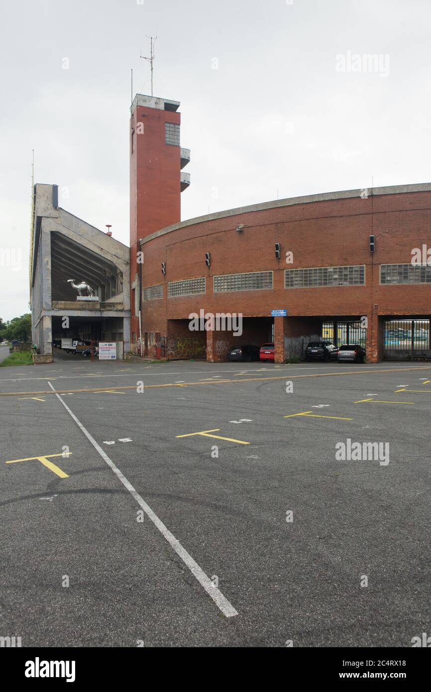 Ingresso nord-occidentale allo stadio Strahov (Velký Strahovský stadion) progettato dagli architetti funzionalisti cechi Ferdinand Balcárek e Karel Kopp (1932-1938) nel quartiere Strahov di Praga, Repubblica Ceca. Foto Stock
