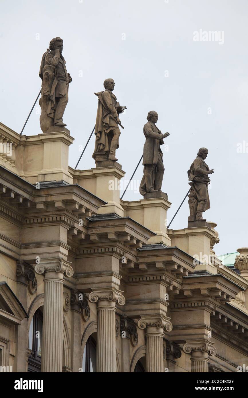 Statue di compositori tedeschi sul tetto del Rudolfinum a Staré Město (Città Vecchia) a Praga, Repubblica Ceca. Il compositore tedesco Franz Schubert, progettato dallo scultore austriaco Josef LAX (1884), compositore tedesco Carl Maria von Weber, progettato dallo scultore ceco Tomáš Seidan (1884), Il compositore tedesco Felix Mendelssohn Bartholdy, progettato dallo scultore austriaco Fritz Meisner (1884) e dal compositore tedesco Robert Schumann, progettato dallo scultore austriaco Wilhelm Seib (1884), sono raffigurati da sinistra a destra. Foto Stock