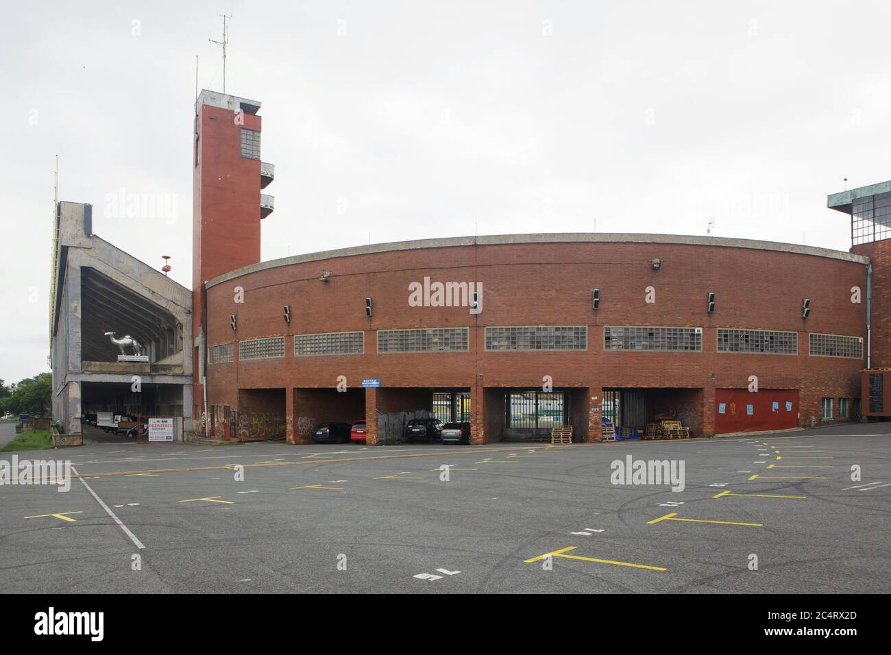 Ingresso nord-occidentale allo stadio Strahov (Velký Strahovský stadion) progettato dagli architetti funzionalisti cechi Ferdinand Balcárek e Karel Kopp (1932-1938) nel quartiere Strahov di Praga, Repubblica Ceca. Foto Stock