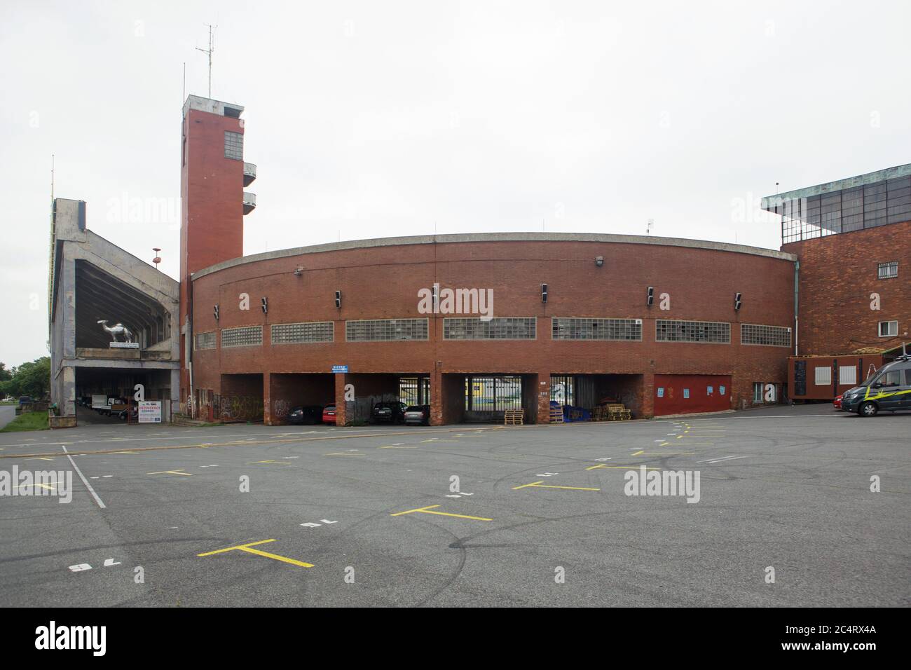 Ingresso nord-occidentale allo stadio Strahov (Velký Strahovský stadion) progettato dagli architetti funzionalisti cechi Ferdinand Balcárek e Karel Kopp (1932-1938) nel quartiere Strahov di Praga, Repubblica Ceca. Foto Stock