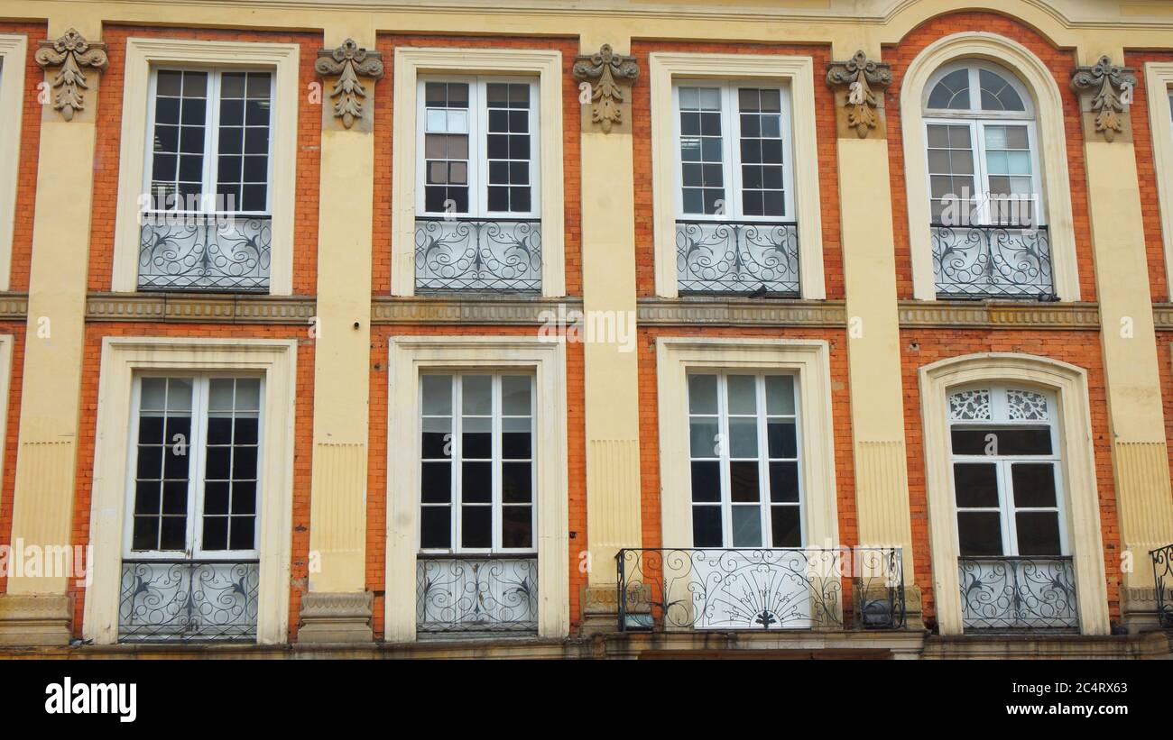 Finestre chiuse sul fronte dell'antico edificio neoclassico Foto Stock
