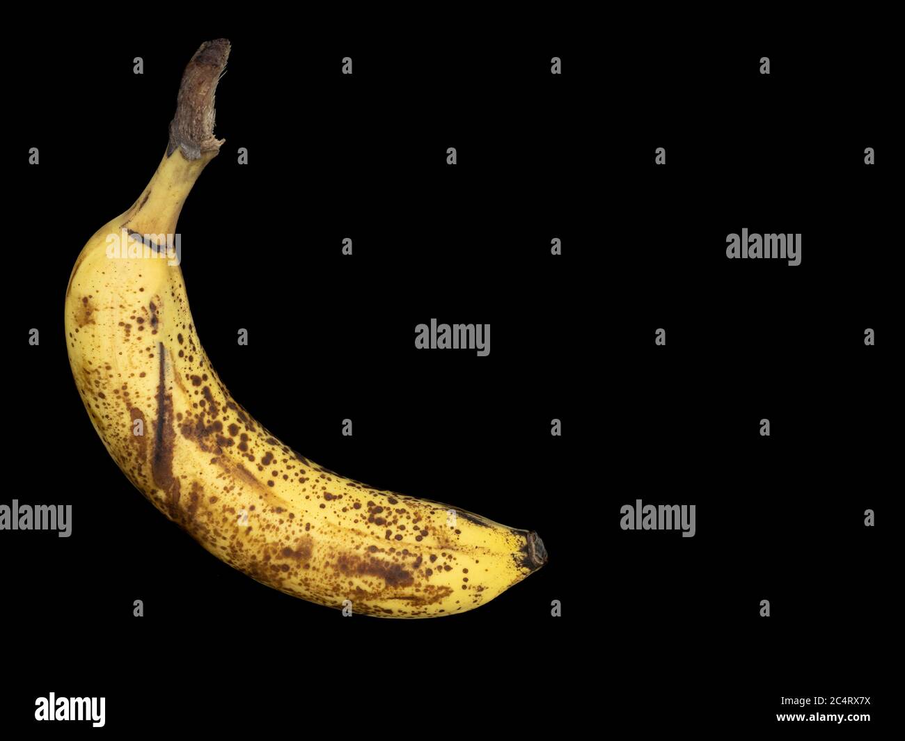 Banana mature, surmature-sfondo nero-spot Foto Stock