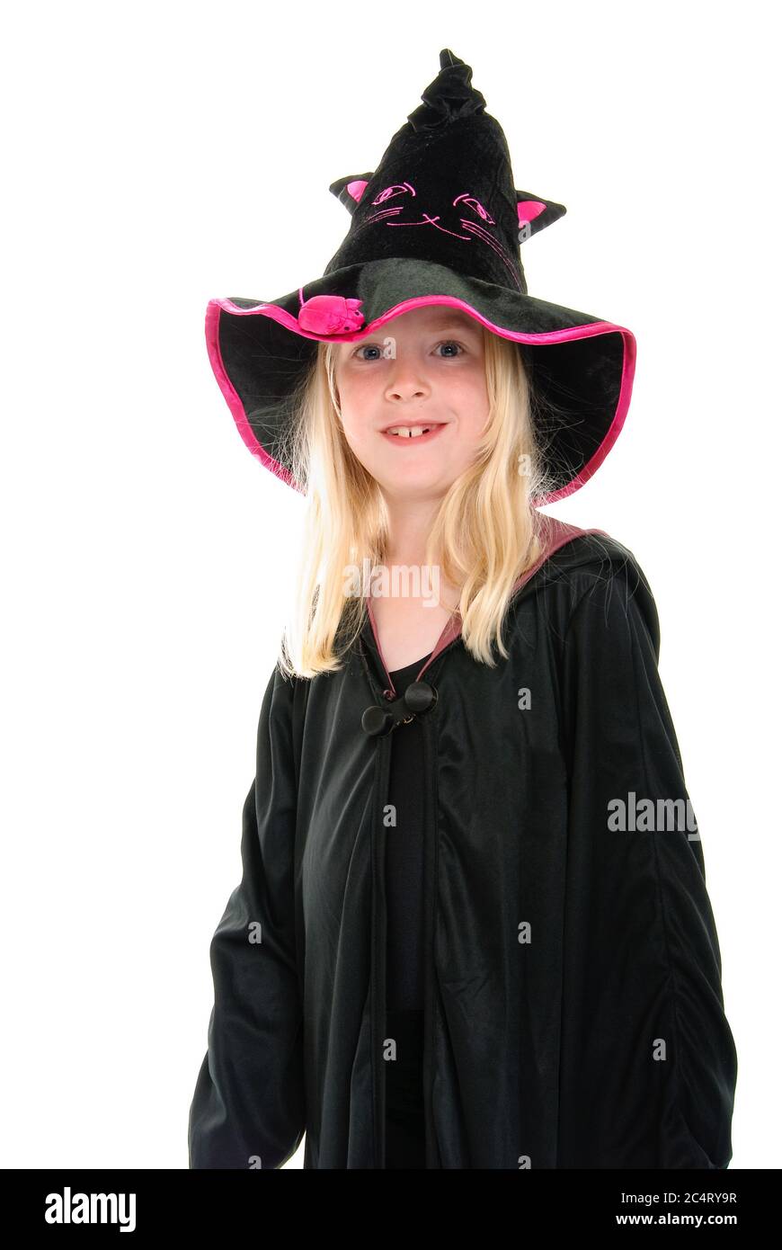 Bella giovane bionda ragazza con denti mancanti vestita come una strega per Halloween'en. Isolato su uno sfondo bianco dello studio Foto Stock