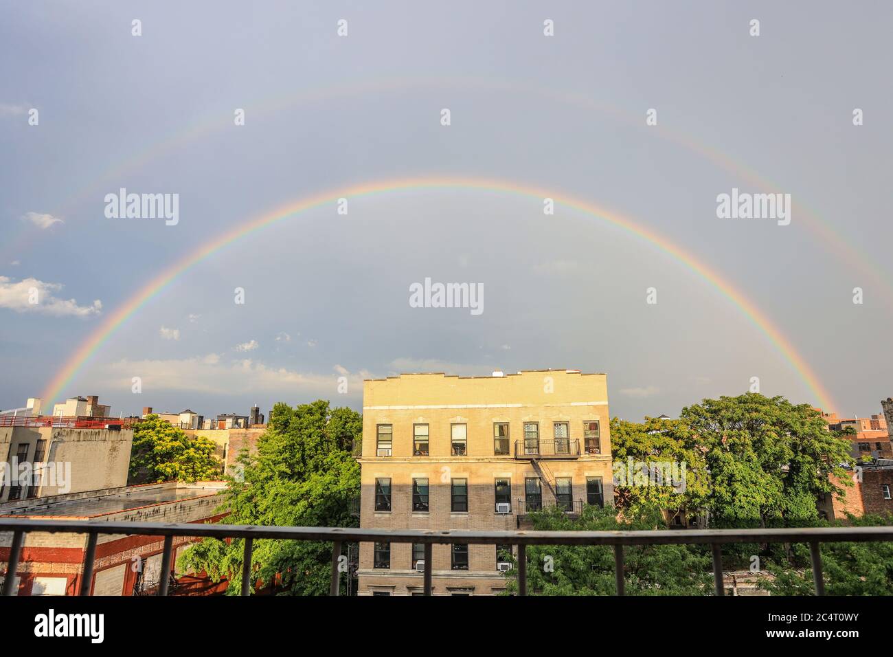 Un doppio arcobaleno è visto su LGBTQIAP + Pride Day a New York negli Stati Uniti. Foto Stock