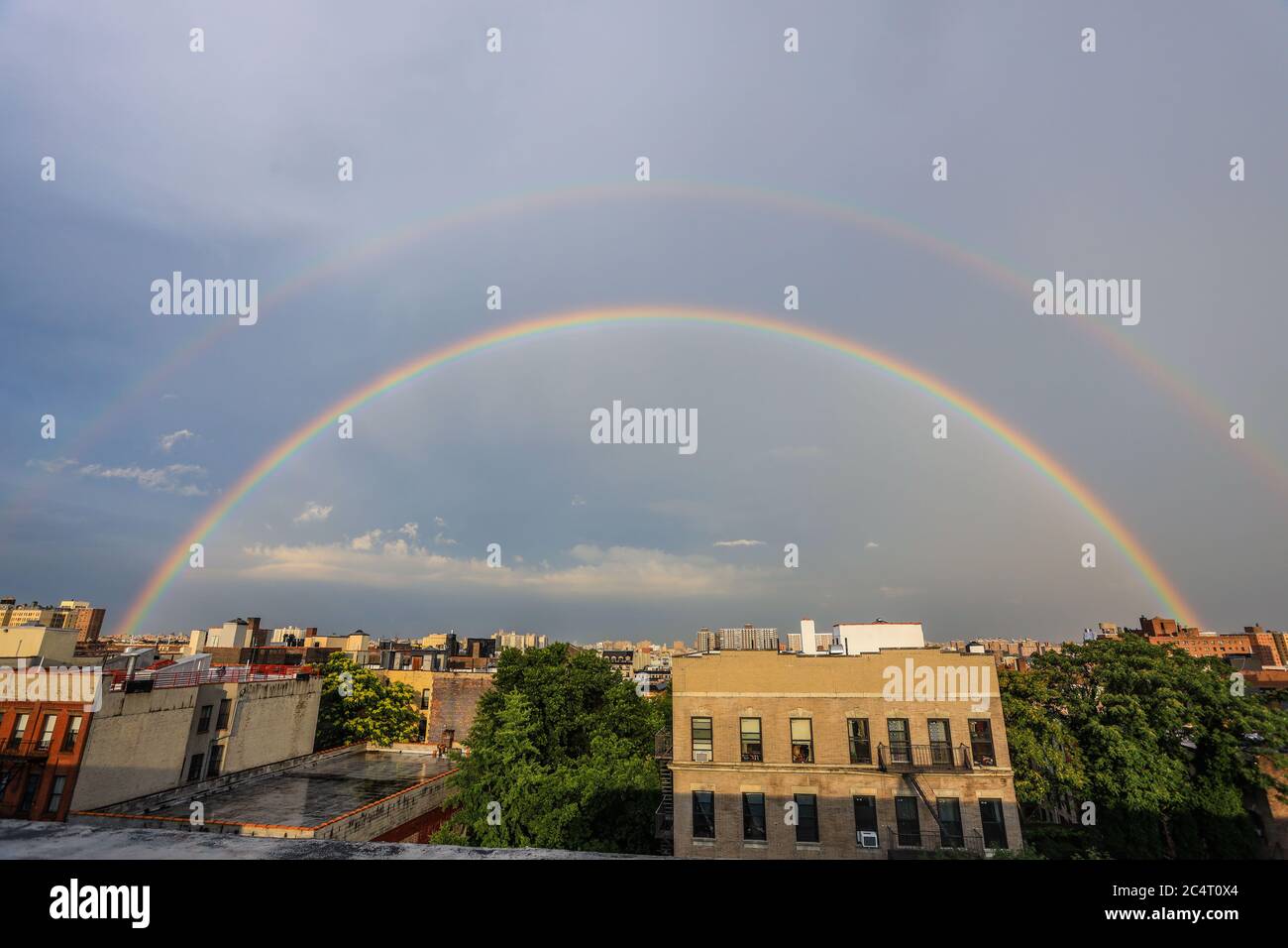 Un doppio arcobaleno è visto su LGBTQIAP + Pride Day a New York negli Stati Uniti. Foto Stock