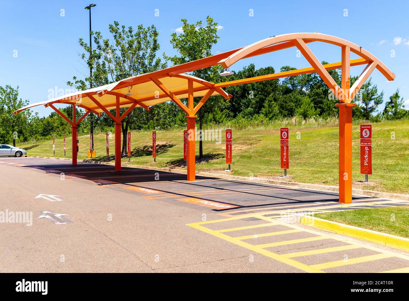 Flowood, MS, USA - 30 maggio 2020: Area di prelievo e segnaletica Walmart per l'ordinazione online di generi alimentari Foto Stock