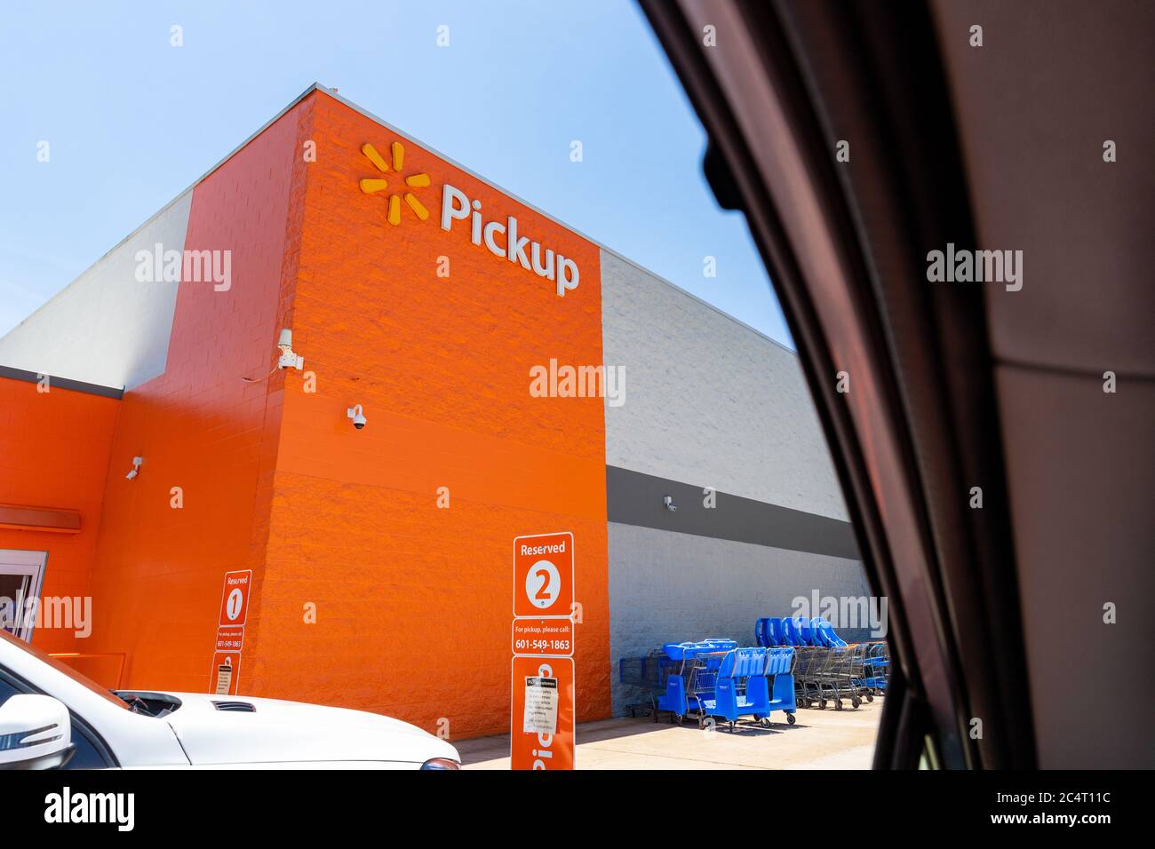Flowood, MS, USA - 30 maggio 2020: Vista da un veicolo in attesa presso l'area di prelievo di Walmart per l'ordinazione online di generi alimentari Foto Stock