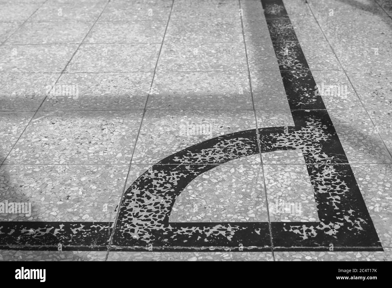 Tiro in scala di grigi di un angolo di campo da basket o di calcio Foto Stock