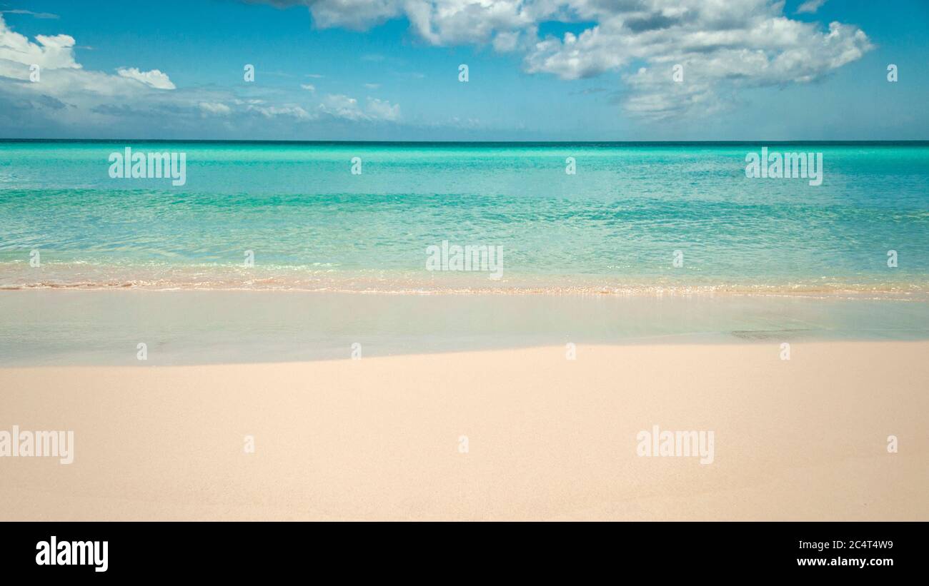 Serenità, vacanza rilassante e concetto di oceani sereno con 16:9 raccolto di foto grandangolo di sfondo spiaggia vuoto con spazio di copia Foto Stock