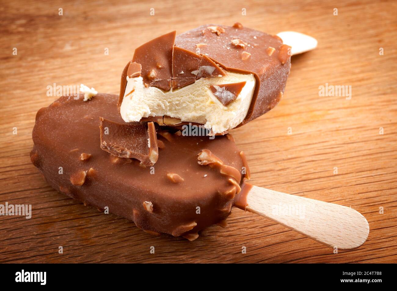 Cibo estivo rinfrescante, dessert ghiacciato e snack surgelati con primo piano su barrette di vaniglia, nocciola e gelato al cioccolato, accatastati insieme wi Foto Stock