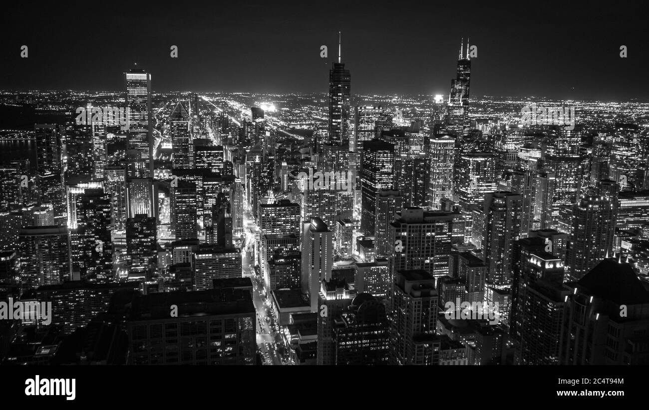 La città di Chicago di notte - una vista meravigliosa dall'alto - CHICA Foto Stock