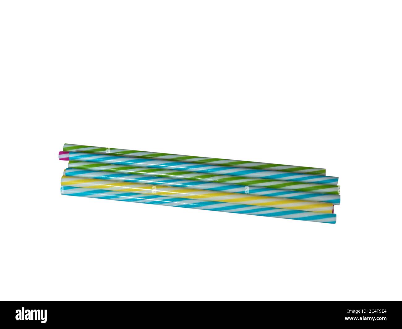 Cannucce da bere in plastica a righe colorate, fondo bianco. Foto Stock