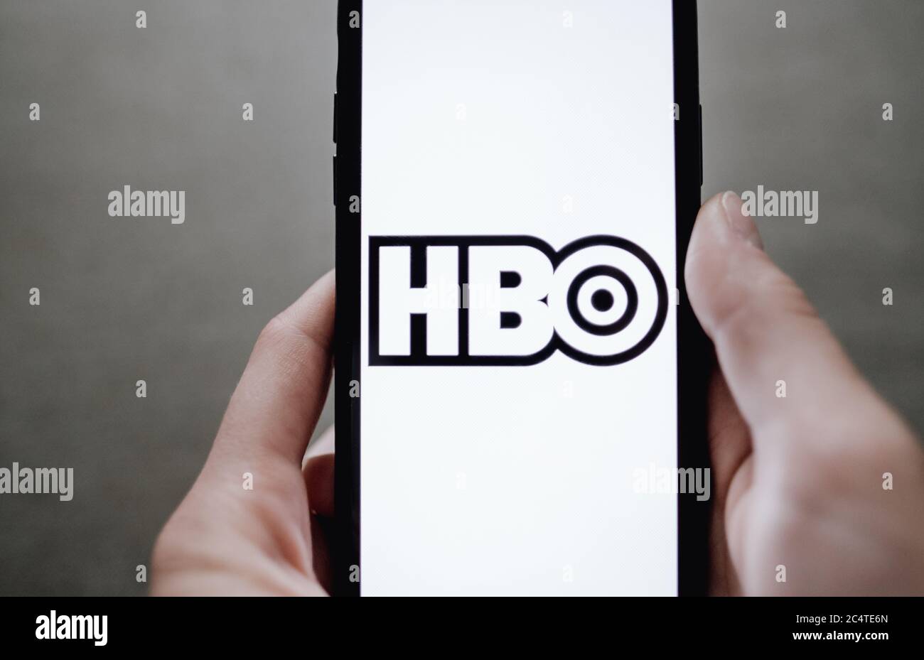 Logo HBO sullo schermo dell'iphone in mano. Foto Stock