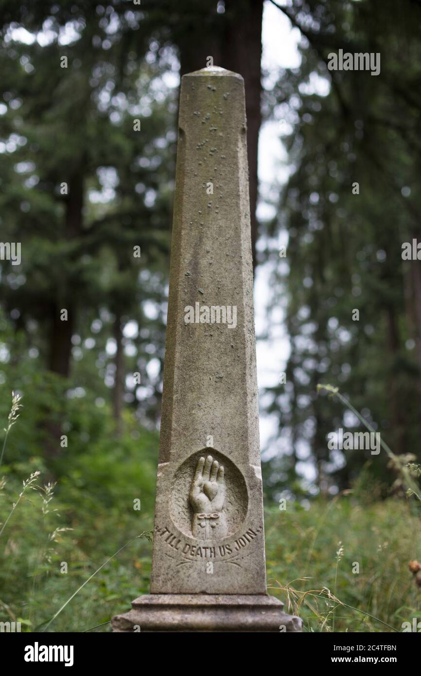 Un vecchio marcatore tomba che recita 'Till Death US Join' nel Cimitero Masonic a Eugene, Oregon, USA. Foto Stock