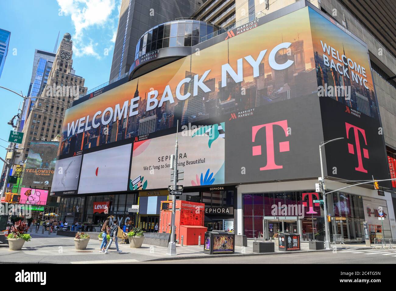 New York, Stati Uniti. 28 Giugno 2020. Pannelli LED con il messaggio 'Welcome Back NYC' si vedono a Times Square il 28 giugno 2020 a New York City in riferimento alla seconda fase della riapertura della città durante la pandemia del nuovo Coronavirus COVID-19 negli Stati Uniti. Credit: Brazil Photo Press/Alamy Live News Foto Stock