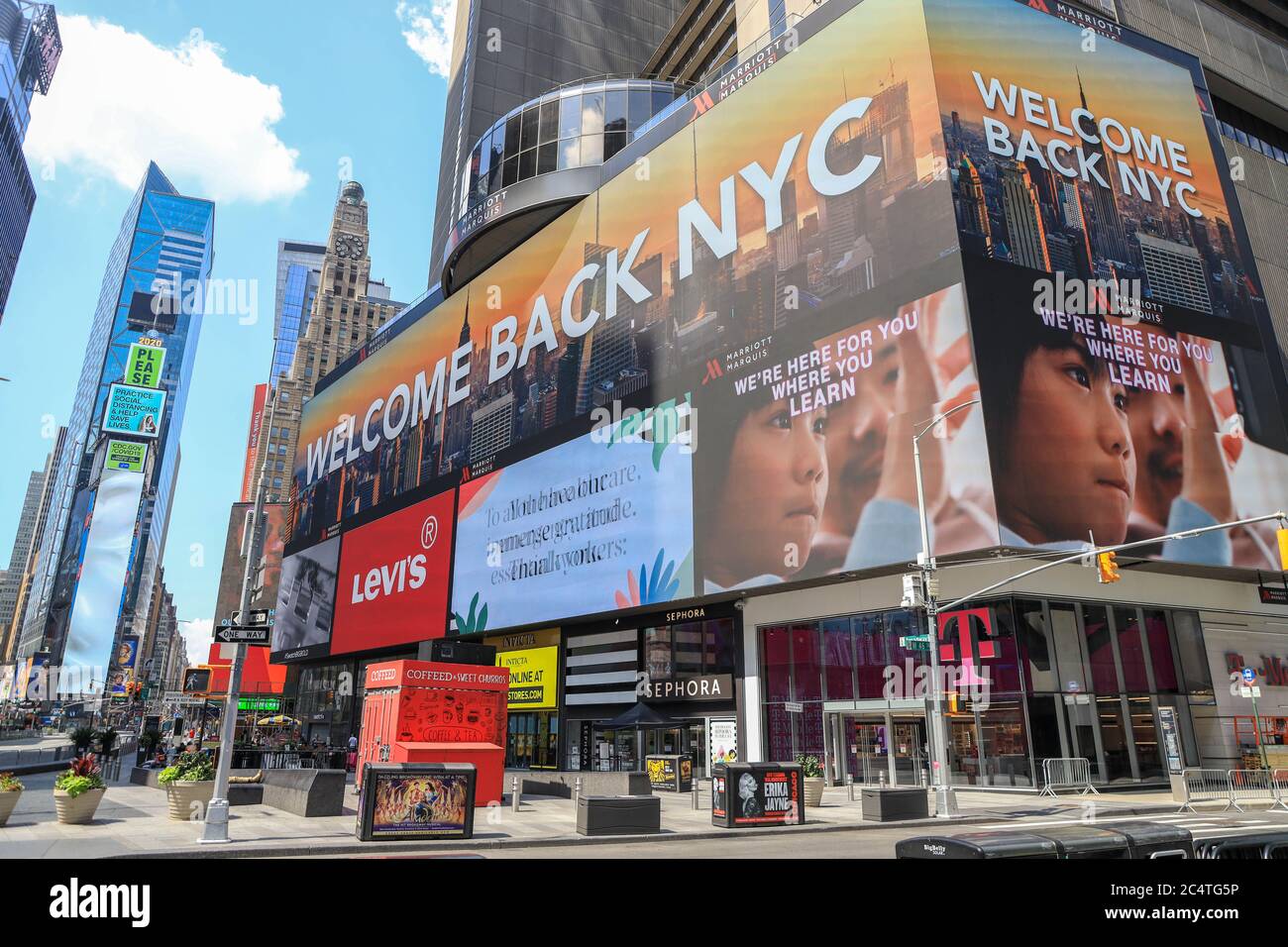 New York, Stati Uniti. 28 Giugno 2020. Pannelli LED con il messaggio 'Welcome Back NYC' si vedono a Times Square il 28 giugno 2020 a New York City in riferimento alla seconda fase della riapertura della città durante la pandemia del nuovo Coronavirus COVID-19 negli Stati Uniti. Credit: Brazil Photo Press/Alamy Live News Foto Stock
