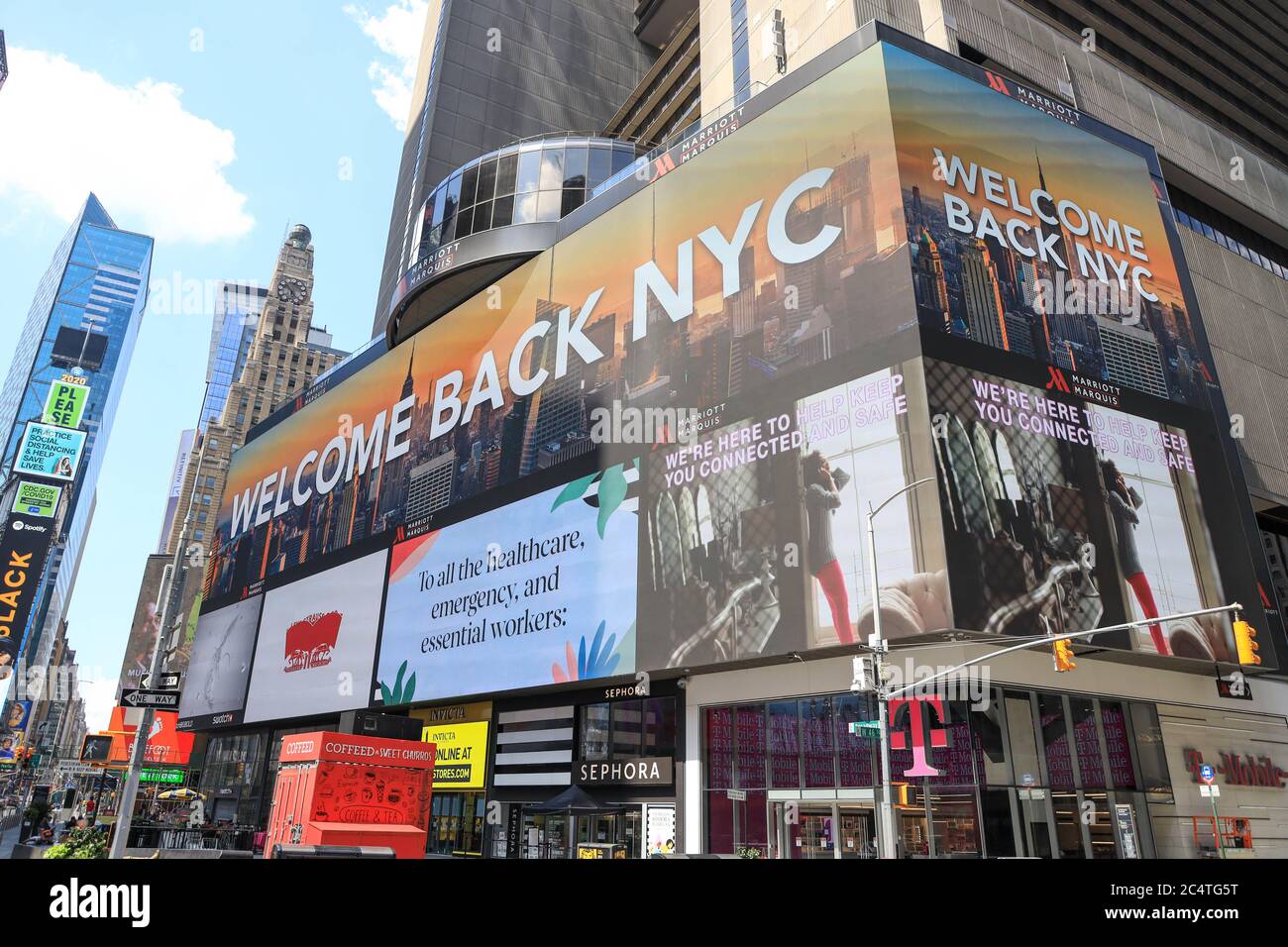 New York, Stati Uniti. 28 Giugno 2020. Pannelli LED con il messaggio 'Welcome Back NYC' si vedono a Times Square il 28 giugno 2020 a New York City in riferimento alla seconda fase della riapertura della città durante la pandemia del nuovo Coronavirus COVID-19 negli Stati Uniti. Credit: Brazil Photo Press/Alamy Live News Foto Stock