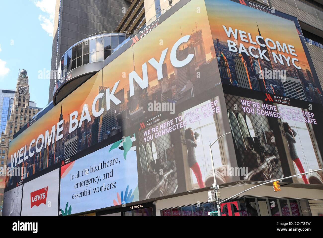 New York, Stati Uniti. 28 Giugno 2020. Pannelli LED con il messaggio 'Welcome Back NYC' si vedono a Times Square il 28 giugno 2020 a New York City in riferimento alla seconda fase della riapertura della città durante la pandemia del nuovo Coronavirus COVID-19 negli Stati Uniti. Credit: Brazil Photo Press/Alamy Live News Foto Stock