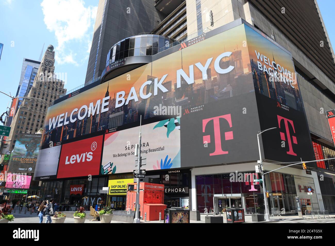 New York, Stati Uniti. 28 Giugno 2020. Pannelli LED con il messaggio 'Welcome Back NYC' si vedono a Times Square il 28 giugno 2020 a New York City in riferimento alla seconda fase della riapertura della città durante la pandemia del nuovo Coronavirus COVID-19 negli Stati Uniti. Credit: Brazil Photo Press/Alamy Live News Foto Stock