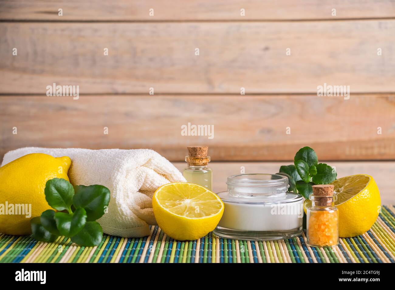 Cosmetici ecologici con olio di limone. Prodotti per trattamenti termali, relax e medicina alternativa. Posiziona per il testo Foto Stock