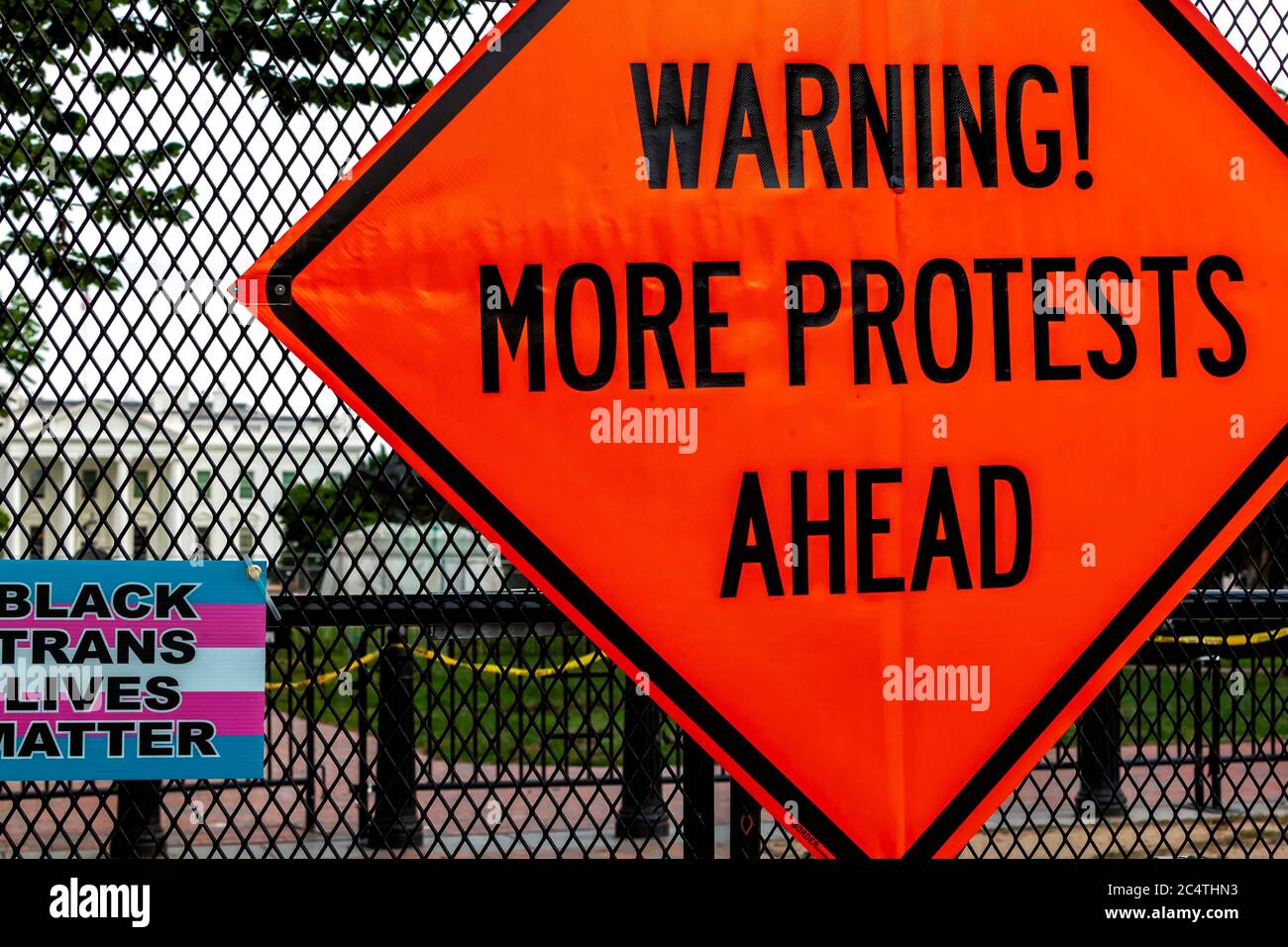 Un cartello stradale che indica "attenzione! Altre proteste avanti 'pende sulla recinzione a Lafayette Square / Casa Bianca, Washington, DC, Stati Uniti Foto Stock