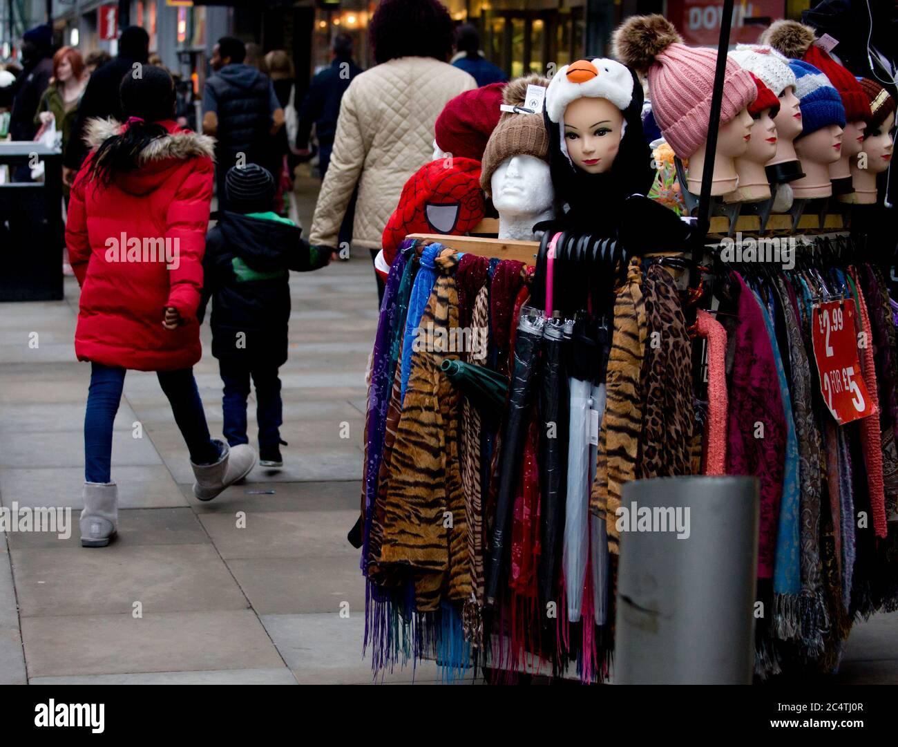 Manchester, fotografia di strada, scene di strada, scene della città, centro città, Inghilterra, Regno Unito, venditore di mercato, commercio di strada, venditore di strada, sciarpa, cappello Foto Stock