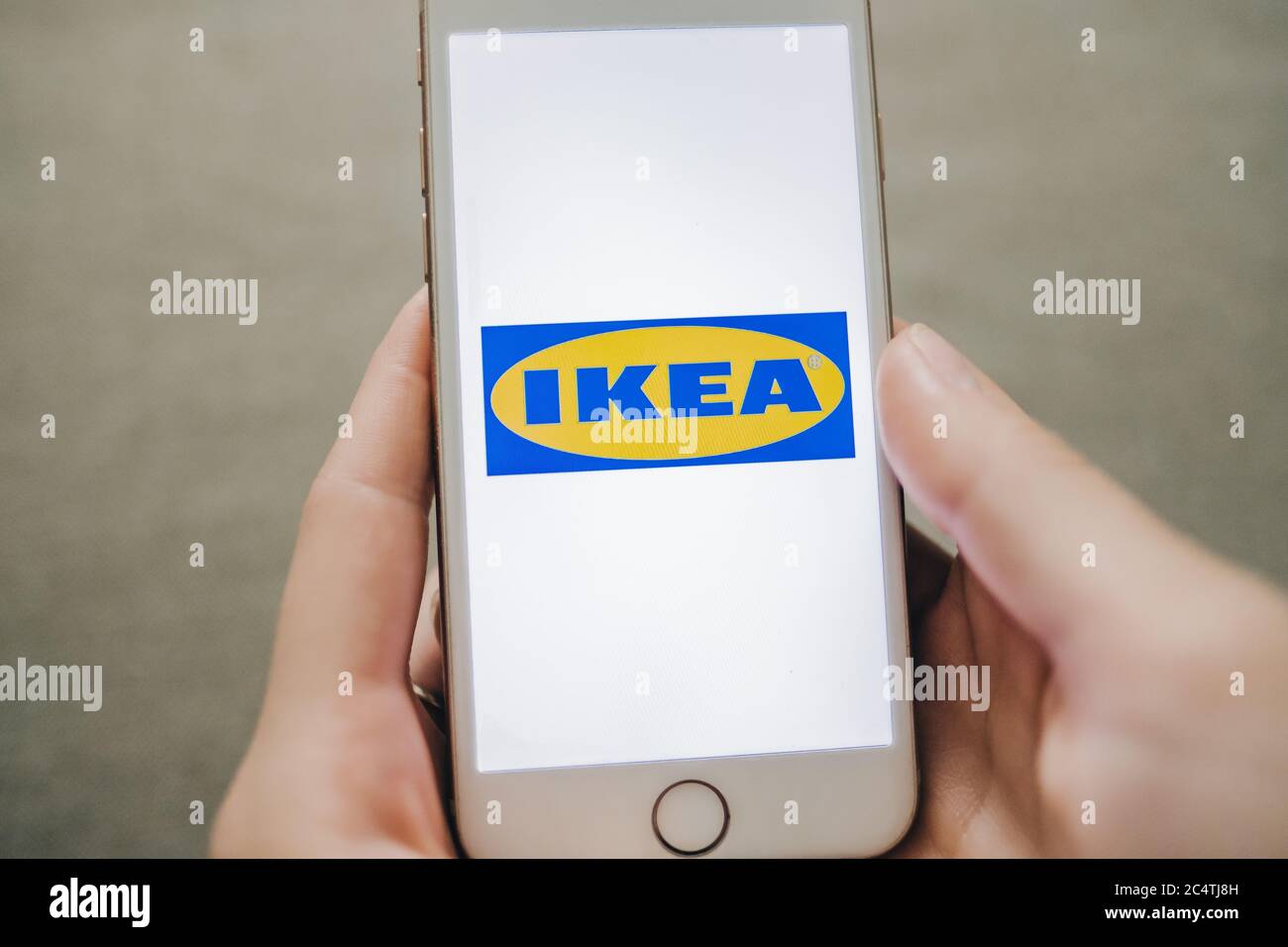 Logo IKEA sullo schermo dello smartphone. Foto Stock