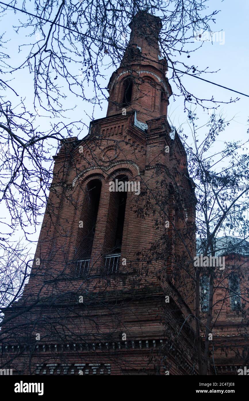 Casa in mattoni rossi e una città piantata con alberi verdi Foto Stock