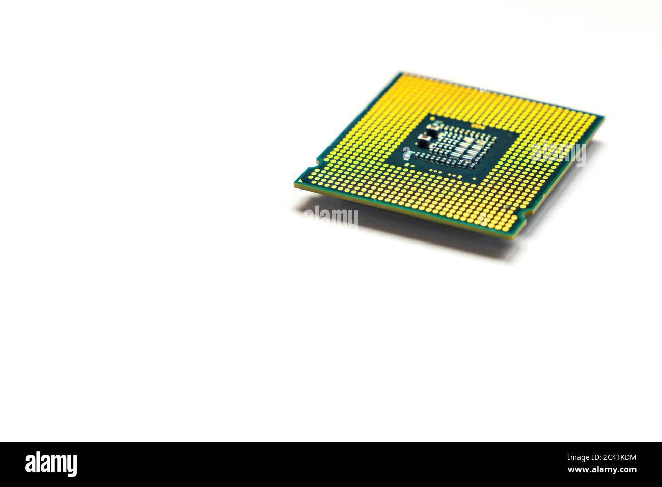 CPU - microchip dell'unità di elaborazione centrale isolato su sfondo bianco con spazio di copia Foto Stock