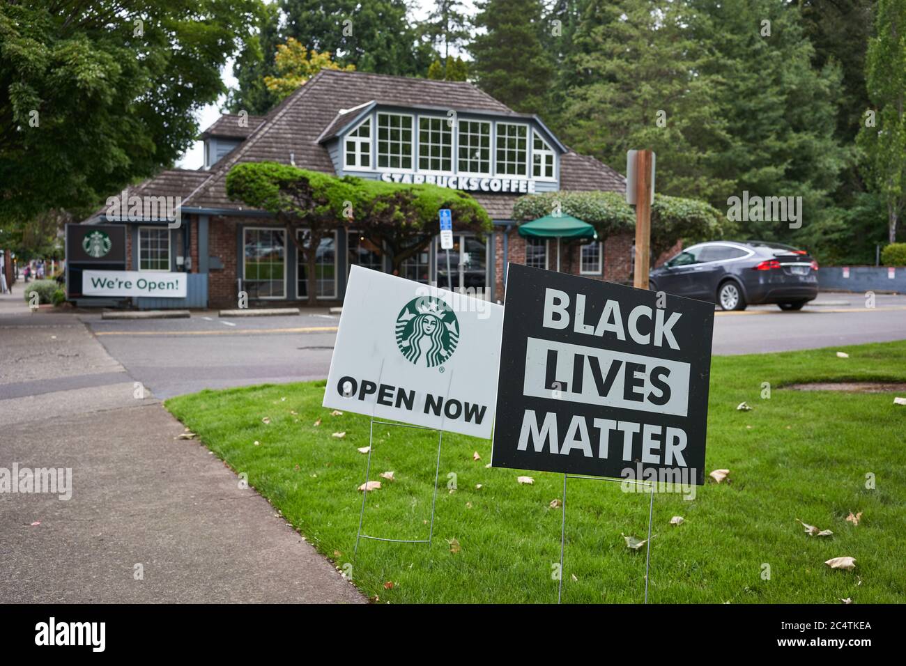 Un cartello Black Lives Matter è visibile all'esterno di una caffetteria Starbucks sul lago Oswego, Oregon, sabato 27 giugno 2020. Foto Stock