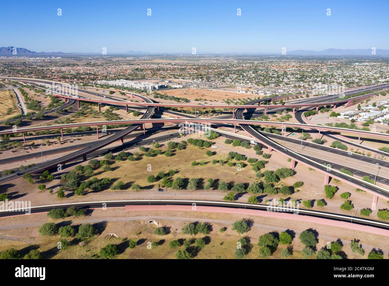 Vista aerea dello svincolo SuperRedTan della superstrada 60 e dell'Arizona loop 202 a Mesa Foto Stock