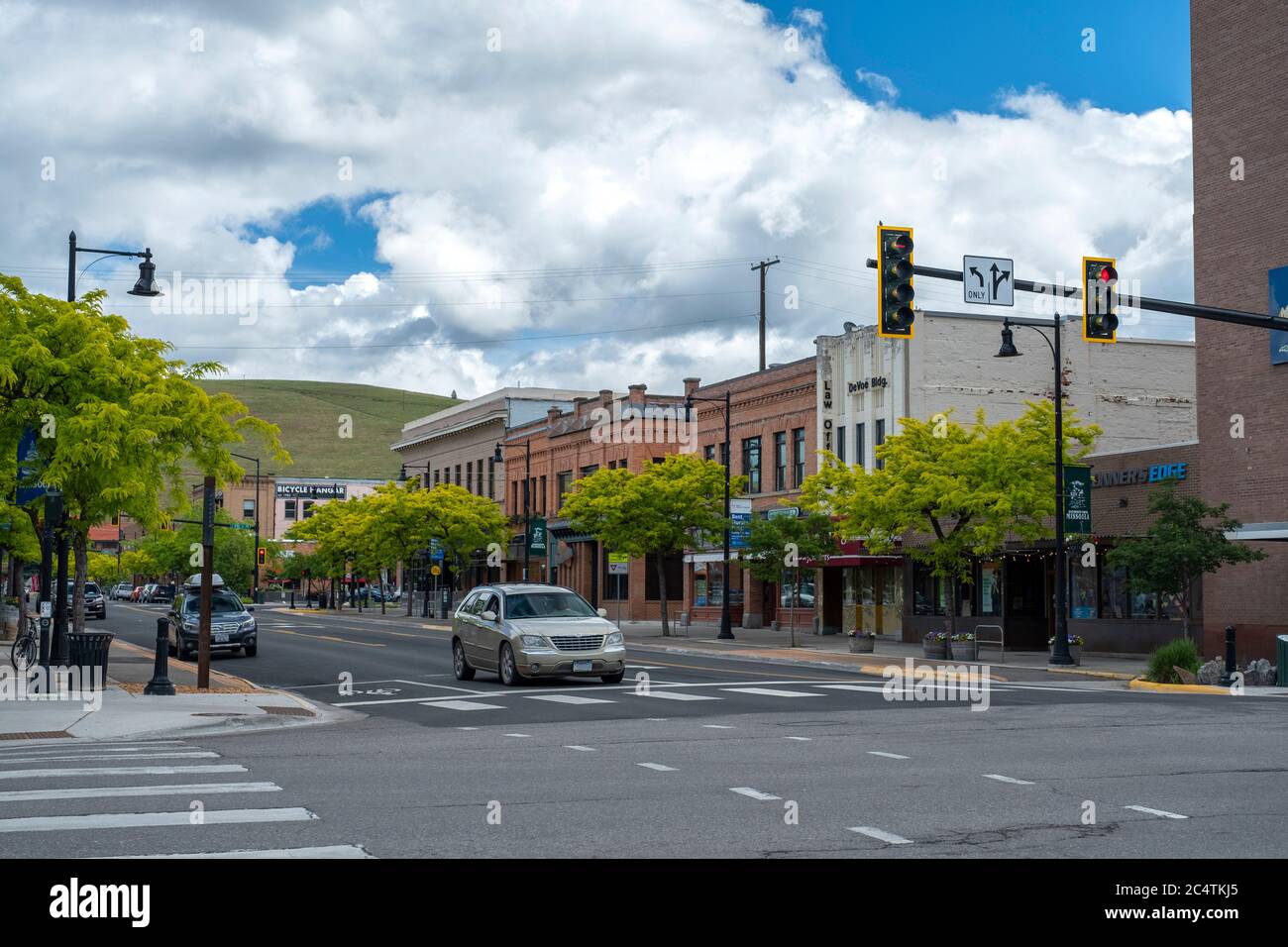Vista su negozi e ristoranti lungo Higgins Avenue nel centro di Missoula, Montana Foto Stock
