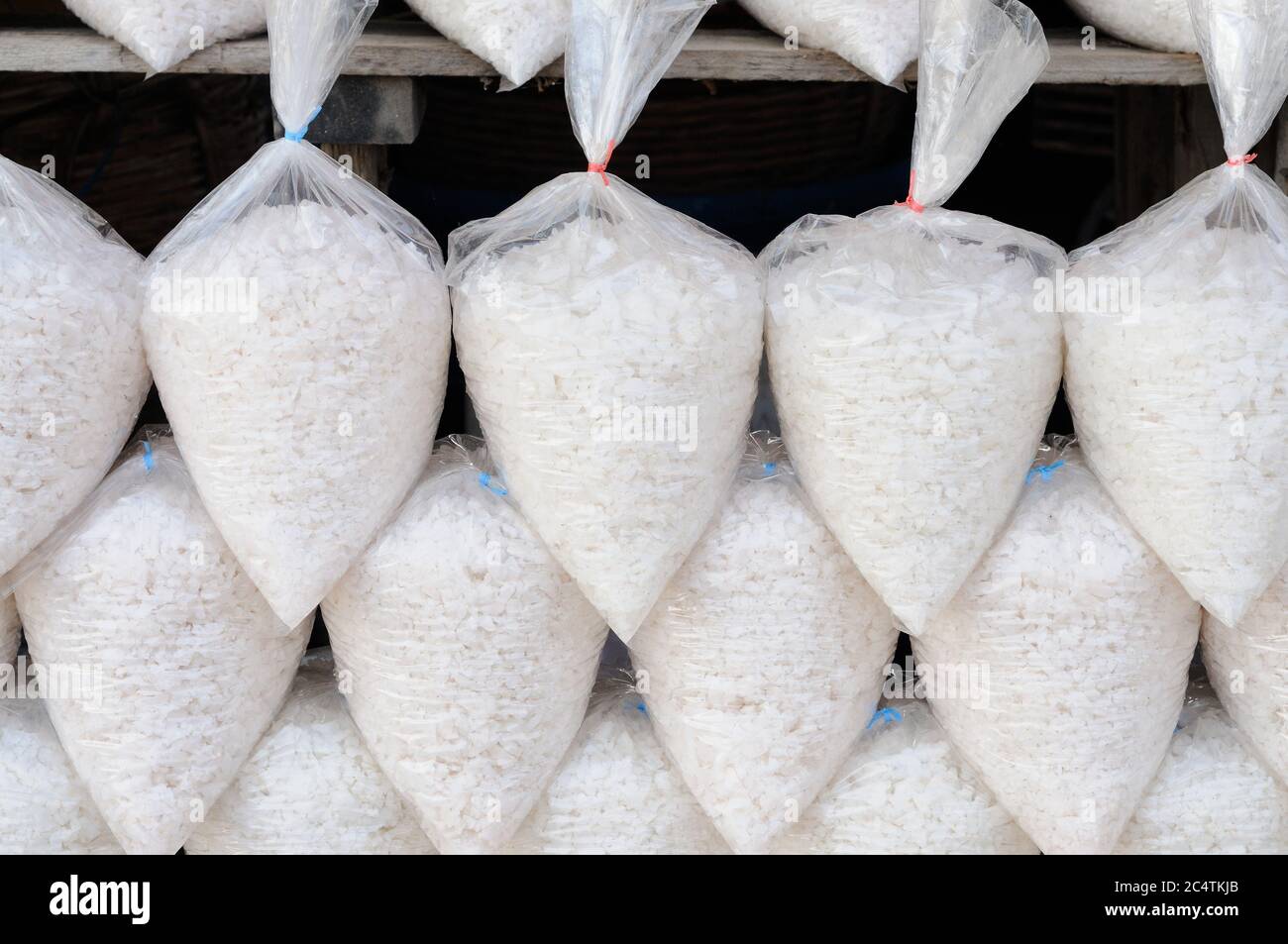 Grandi grani di sale in sacchetti di plastica Foto Stock