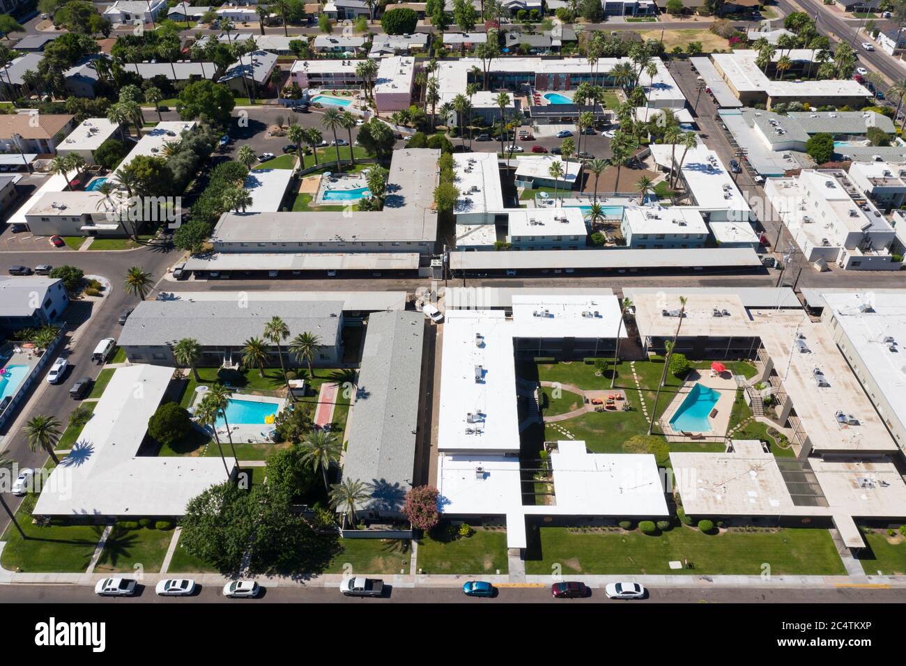 Vista aerea del quartiere storico degli appartamenti con giardino nel centro di Scottsdale, Arizona Foto Stock