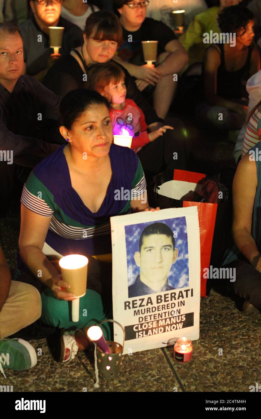 La gente tiene le candele in Piazza Sydney fuori del Municipio di Sydney in memoria della nazionale iraniana Reza Berati che è stata uccisa sull'Isola di Manus. Foto Stock